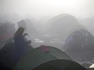 Ranní mlha zahalila improvizovaný tábor na ecko-makedonské hranici (11. bezna...