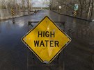 Upozornní na zatopenou silnici 530 v Oil City ve stát Louisiana (13. bezna...
