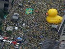 Demonstrace za odstoupení brazilské prezidentky Dilmy Rousseffové v Sao Paulu...