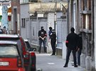 Belgická policie zasahuje v bruselské tvrti Forest (15. bezna 2016).