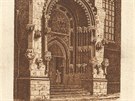 Pohlednice s portálem Týnského chrámu.