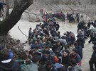 Stovky uprchlík z tábora v eckém Idomeni pekroily hranice Makedonie a...