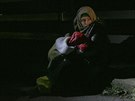 Matka s díttem na cest mezi eckým uprchlickým táborem Idomeni a makedonskými...