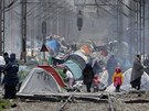 Improvizovaný tábor uprchlík na ecko-makedonské hranici (15. bezna 2016).