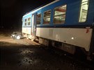 Vlak tlail v Krnov automobil dv st metr po kolejích, dva lidé se tce...