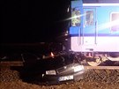Vlak tlail v Krnov automobil dv st metr po kolejích, dva lidé se tce...