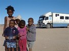 Fuxa vozí turisty i po zemích Afriky - na snímku jsou místní děti při zastávce...