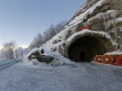 Stávající silnice a tunel do Veitastrondu, který ji má hradit.