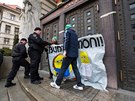 Fanou�ci fotbalov�ho klubu Bohemians 1905 na Magistr�tu rozt�hli n�pis �Nebu�te...