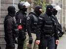 Policisté v okolí zásahu na bruselském pedmstí Molenbeek.