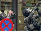 Policejní komando v akci bhem zátahu na teroristy na bruselském pedmstí...