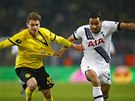 Nacer Chadli z Tottenhamu (vpravo) a Lukasz Piszczek z Borussie Dortmund bojují...