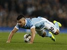 NA ZEMI. Sergio Agüero z Manchesteru City padá na trávník.