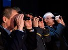 Ministr obrany Martin Stropnický zkouí brýle pro noní vidní v novém...