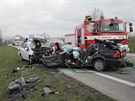 Nehoda tí osobních aut na zaátku obchvatu Uherského Hradit u Zlechova.