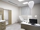 Designoví svítidla oivují stídmý interiér kanceláí i ordinací.