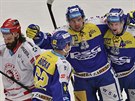 Hokejisté Zlína se radují z prvního gólu v zápase s Tincem.