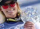 výcarská lyaka Lara Gutová s malým globem za celkový triumf v obím slalomu...