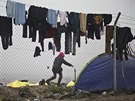 Uprchlíci si suí své právo na plotech v uprchlickém táboe poblí vesnice...