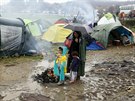Uprchlíci v uprchlickém táboe poblí vesnice Idomeni na ecko-makedonské...