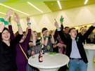 Představitelé Zelených slaví volební vítězství. (13. 3. 2016)