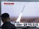 Mu sleduje odpálení severokorejské balistické stely na obrazovce v...