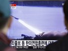 Lidé v jihokorejském Soulu sledují odpálení balistické rakety v Severní Koreji....