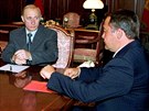 Nkdejí ministr tisku Michail Lesin na schzce s Vladimirem Putinem. Snímek je...