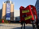 Ped budovou Evropské komise v Bruselu se objevily záchranné vesty. Organizace...