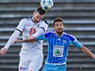 Milan Baro (vpravo) z Mladé Boleslavi tentokrát hlavikový souboj v utkání s...