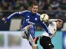 Roman Neustädter (vlevo) ze Schalke a Thorgan Hazard z Mönchengladbachu v...