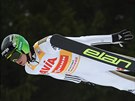 Slovinský skokan na lyích Peter Prevc bhem závodu v Titisee-Neustadtu