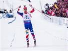 Norský biatlonista Emil Hegle Svendsen triumfáln dojídí do cíle tafety na...