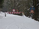 Silničáři uzavřeli pomocí závor kopec mezi Chvalčí na Trutnovsku a Adršpachem...