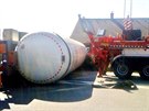 Cisterna s plynem se pevrátila a zablokovala silnici v Jaromi (17.3.2016).