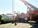 Cisterna s plynem se pevrátila a zablokovala silnici v Jaromi (17.3.2016).