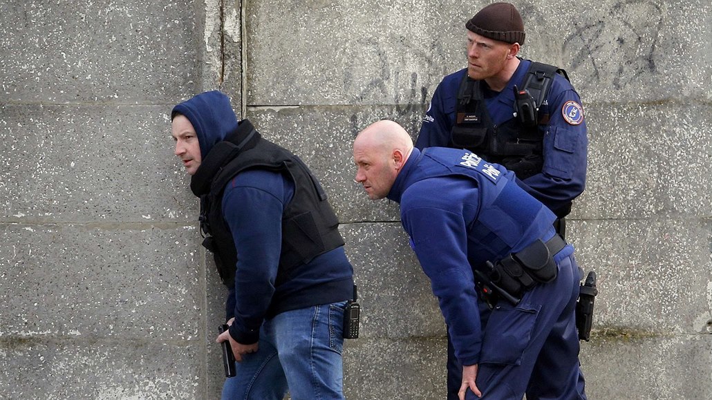 Policejní operace na p�edm�stí Bruselu (15. b�ezna 2016)