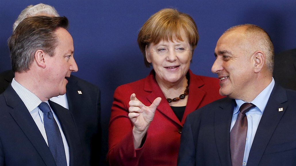 Zleva: Britský premiér David Cameron, n�mecká kanclé�ka Angela Merkelová a...