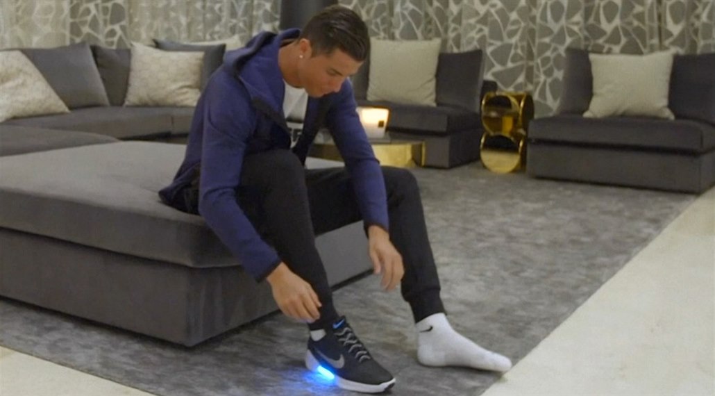 VIDEO: Bota jako ze sci-fi. Ronaldo si vyzkoušel samozavazovací tenisky -  iDNES.cz