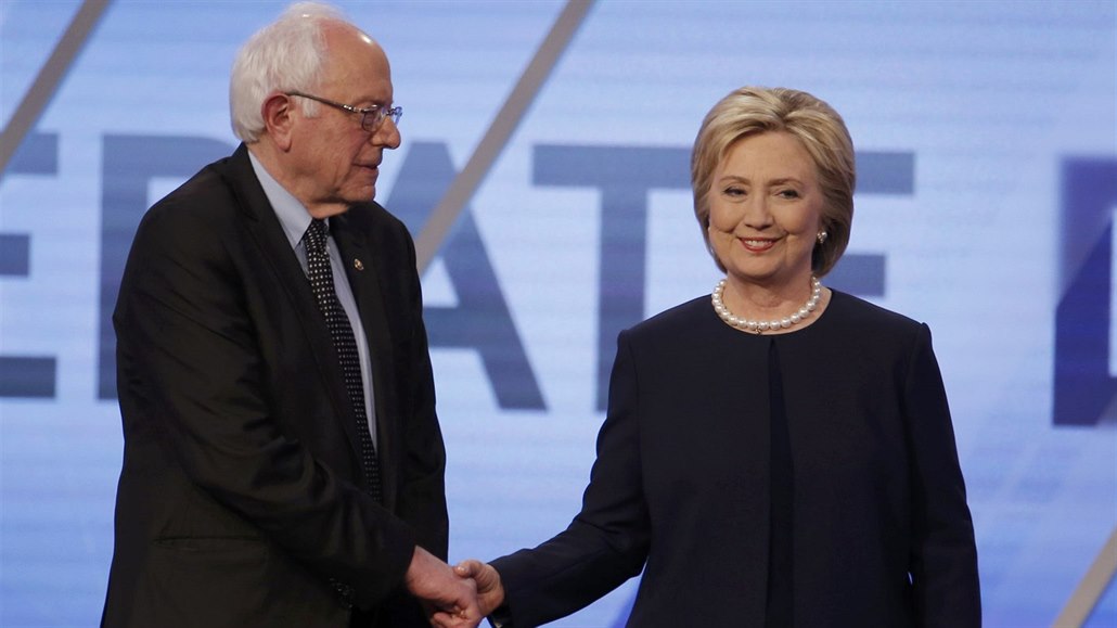 Hillary Clintonová se zdraví s Berniem Sandersem v p�edvolební debat� na...
