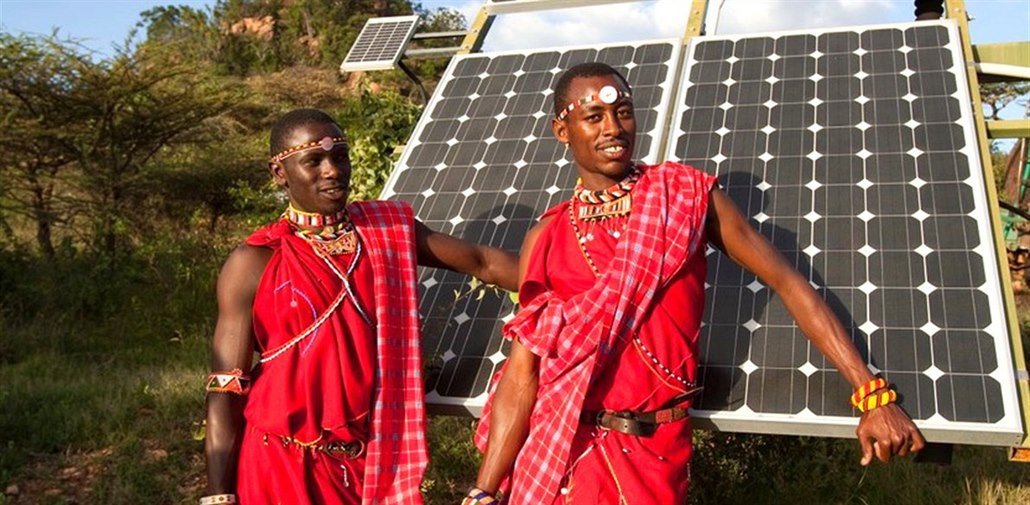 Muži z keňského kmene Masajů stojí u solárních panelů nedaleko své vesnice na...