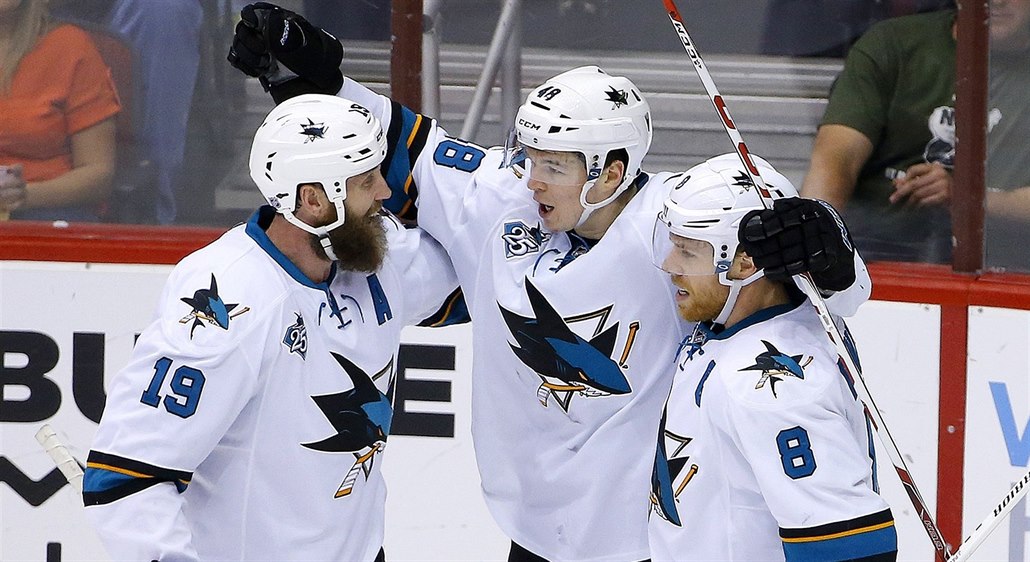 Sbohem, Jumbo. Tomá� Hertl (uprost�ed) hrál celou kariéru v NHL s Joem Thorntonem (vlevo). Te� z nich budou soupe�i, legendární úto�ník p�estoupil do Toronta. archivní snímek