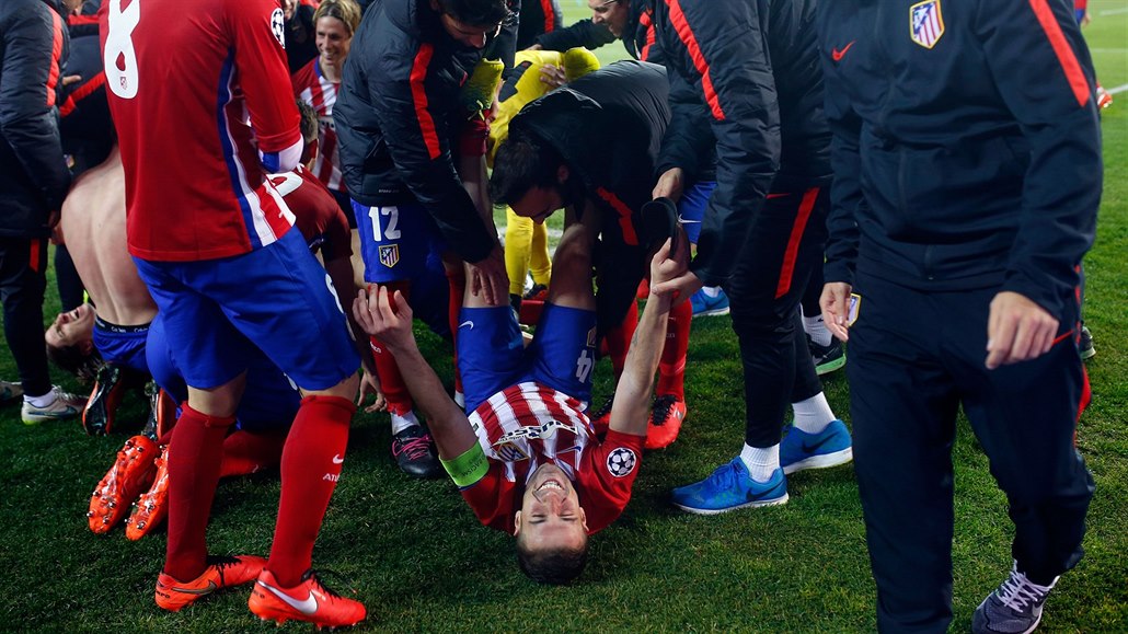 POSTUP. Fotbalisté Atlétika Madrid se radují z postupu do �tvrtfinále Ligy...