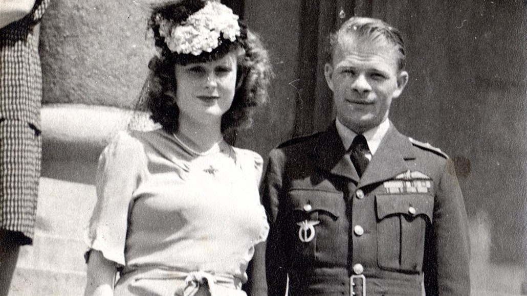 Josef Bryks s manželkou Trudií na křtu dcery.