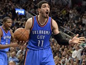 Velice udiven Enes Kanter z tmu Oklahoma City gestikuluje v utkn na...