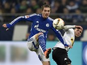 Roman Neustdter (vlevo) ze Schalke a Thorgan Hazard z Mnchengladbachu v...