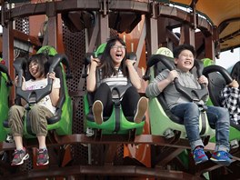LUNAPARK. Návtvníci si uívají v zábavním parku v tchaj-wanském hlavním mst...