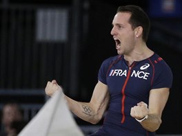 Renaud Lavillenie slav po zdaenm pokusu na halovm mistrovstv svta v...