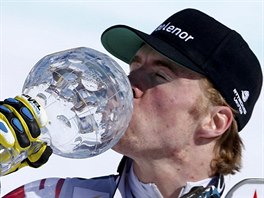 Norský lyžař Aleksander Aamodt Kilde s malým křišťálovým globem za celkový...