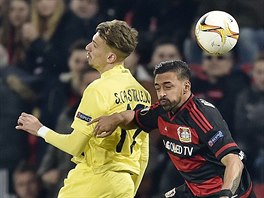 Samuel Castillejo (vlevo) z Villarrealu v hlavikovm souboji s Karimem...